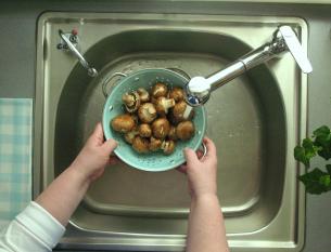 Cleaning mushrooms 